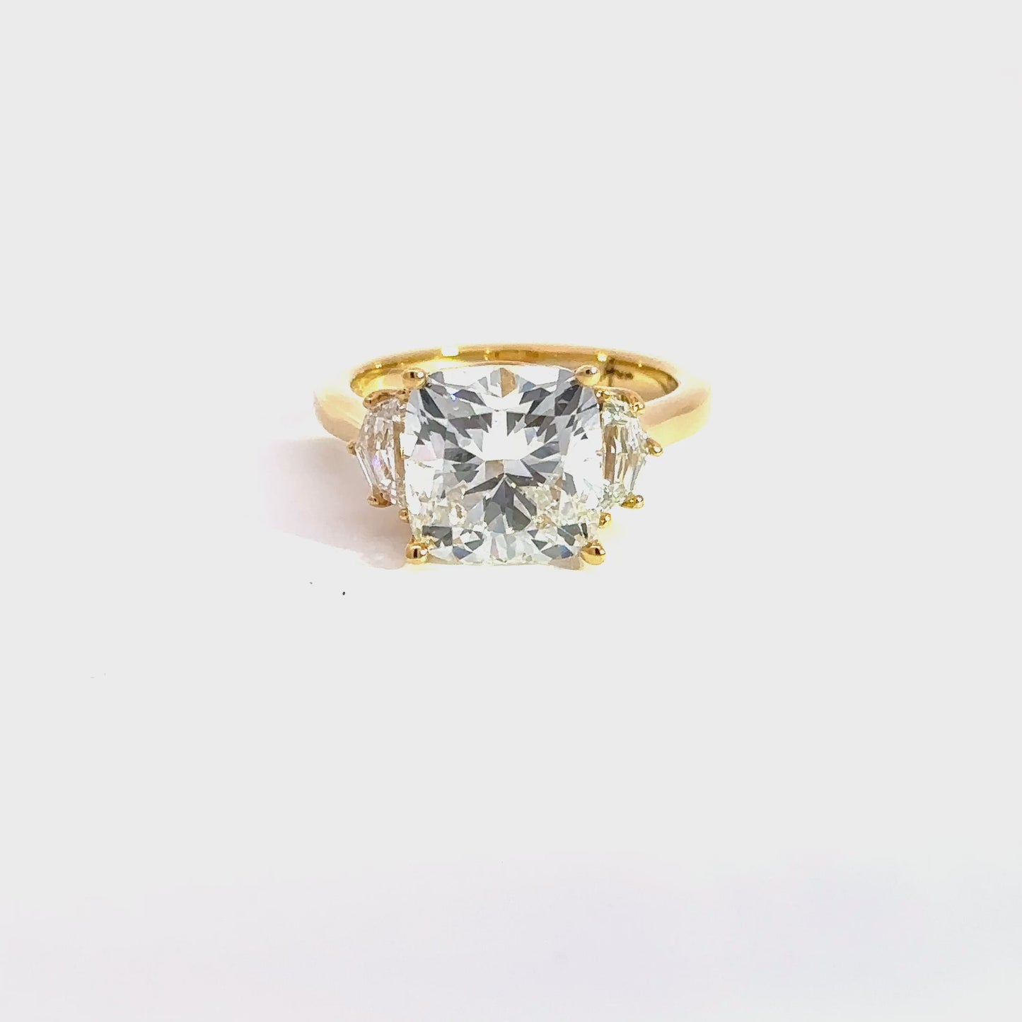 Lustra – Gold Cushion Diamond Ring