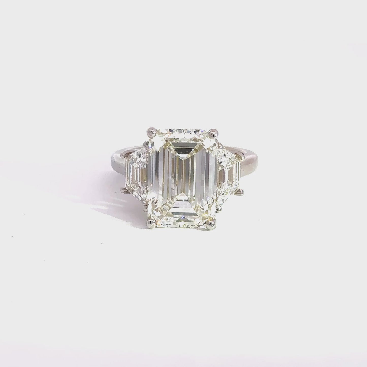 Dewlight –  Emerald-Cut Diamond Ring